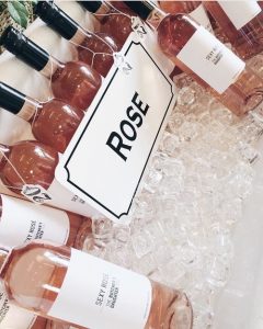 Bouteilles de vin rosé
